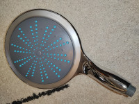 Prodam okroglo glavo za tuš premera 20 cm