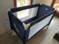 modra prenosna otroška postelja z ležiščem