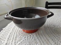 Emajlirana cedilka na nogici , premer 24,5 cm