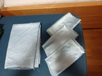 Kvalitetna svetlo modra satenasta podloga PODARIM