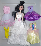 Gibčna barbika Azijska nevesta v poročni obleki + 3 oblekice + kopalke