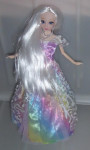 Gibčna barbika s svetlimi lasmi v mavrični obleki