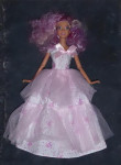 Gibčna barbika z roza vijoličnimi lasmi v čudoviti roza obleki