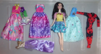Gibčna temnolasa Barbie punčka + 6 oblek in kombinezon