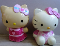 Hello Kitty hranilnik 19 cm in figura 18 cm