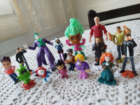 Komplet 15 različnih figur za igro, lepo ohranjeno