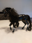 Prodam plastičnega konja črne barve