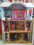 Velika Barbie hiška z 11 barbikami