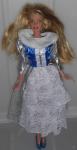 Zimska princeska barbika z dolgimi lasmi v zimski obleki