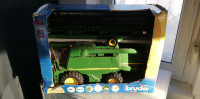 KOMBAJN JOHN DEERE T670I BRUDER - igrača