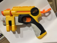 Dve pištoli nerf z vgrajenim laserjem.