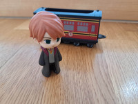 Figura iz sveta Harry Potter - Ron v vlakcu - zbirateljska igrača