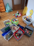 Lego kocke, lesena zeleznica, zivali