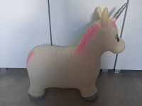Napihljiv konjiček za skakanje