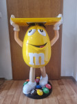 Rumena m&m mizica oz. stojalo