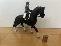 Schleich Horse Club – jahalno opremljen konj z jahačico in vrečko sena