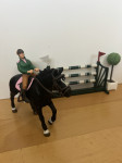 Schleich Horse Club – konj z jahačico, skakalna prepreka, drevesa