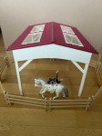 Schleich Horse Club: Ograja z jahalnim konjem, akrobatko in streho