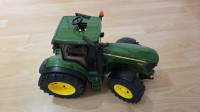 Traktor Bruder John Deere s prikolico