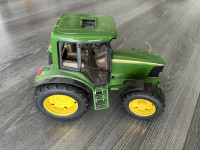 Traktor John Deere igrača