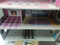 Velika hiša za igro z punčkami