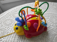 Vlečni labirint na kolesih v obliki pikapolonice, za najmlajše