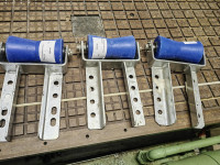 Nosilec z valčkom za prikolico plovila