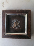 SLIKA reliefna v debelem okvirju s steklom 14 x 14 cm