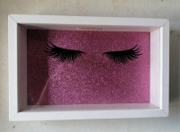 SLIKA v lepem debelem okvirju s steklom 24 x 15,5 cm