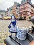 Figura deklice iz nizozemskega podeželja