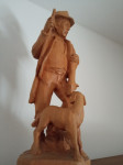 Izrezljan kip lovca z psom