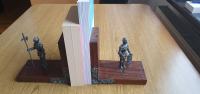 Komplet dveh lesenih držal za knjige z vitezoma