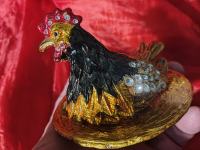 Kura. Velika zlata kokoš na gnezdu, kip, statua