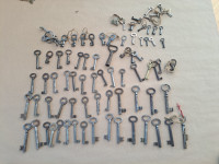 Lot starih ključev - cca 80 kom