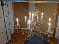 Medeninast lestenec, luster s kristali na 9 svečnikov