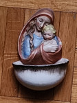 PORCELAN KROPILNIK MARIJA Z JEZUSOM IN LESEN KROPILNIK