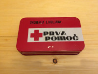 Prodam kovinsko škatlo za prvo pomoč-Drogerija Ljubljana
