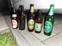 Različne starejše steklenice piva