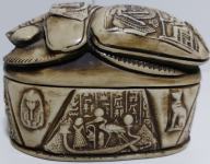 skarabej - s podobo egiptovskega faraona Tutankamona