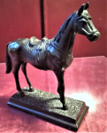 skulptura konja na podstavku