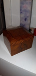 STARA LESENA  ŠATULJA Z INTARZIJO 15X17,5 X 11,5 CM