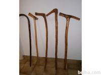 Stare palice za pomoč pri hoji in leseni cepin