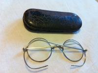 Starinska očala z etuijem naprodaj