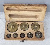 Starinske medeninaste uteži v leseni škatli (popoln kpl.) Prodam odlič