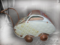 starinski otroški tapiciran voziček s predalom