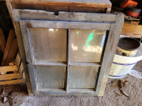 staro leseno dvokrilno okno dimenzij 57x62 cm