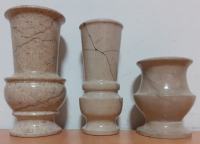 tri posode / vaze iz braškega kamna