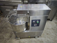 SPIRALNI MEŠALEC ZA TESTO 20 L - INOX - CUUPPONE - KOT NOV