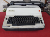 Električni pisalni stroj Olympia SGE D52, star pisalni stroj Olympia