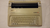 Prodam električni pisalni stroj Carrera Olympia AG